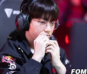 [포토] LCK 경기 전 입술 관리하는 '케리아' 류민석