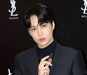 [포토] 엑소 카이 '섹시한 턱선'