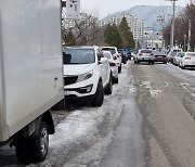 불법 주·정차 차량 도로 곳곳 가로막아 제설 난항