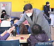 [포토]설 명절 앞두고 시민들 만나는 박상수 삼척시장