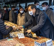 한 총리, 설 명절 앞두고 경동시장 상인 격려 방문…상인·협력 기업인들과 차담회