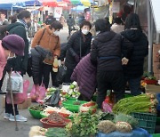 설 앞두고 장 보는 시민들