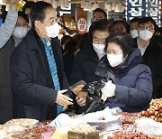 경동시장 찾아 상인들 격려하는 한덕수 총리