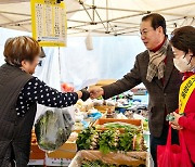 설 성수품 구매하는 괴산군수