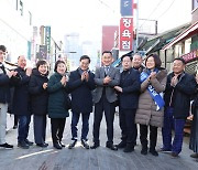 설 앞두고 전통시장 찾은 김동연 "차질없는 민생대책" 약속