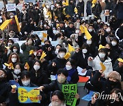 [오마이포토] 종이비행기 날리는 수요시위 참가자들