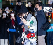 방탄소년단 제이홉,'아미들의 뜨거운 환호성을 들으며 출국' [사진]