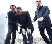 “용서합니다” 말 잇지 못한 채 울음…숨진 군·경 넋 위로한 오월단체