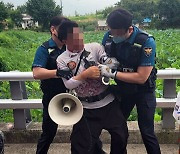 文 부부 증인 채택 안 되자…양산 사저 욕설 시위자 측 “법관 바꿔달라”