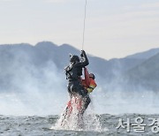 "혹한 바다서 조난자 구조 완료!" ···해군 SSU 항공구조훈련