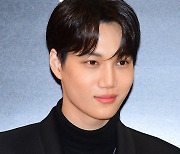 [T포토] 카이 '나날이 훈훈해져'