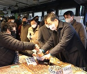 설 제수 구매하는 한덕수 총리