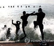 해군 SSU "겨울 바다 춥지 않습니다"