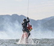 항공구조훈련하는 해군 해난구조전대(SSU)