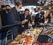 설에 쓰일 밤 구입하는 한덕수 총리