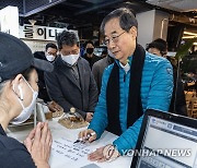 전통시장 내 청년몰 방문한 한덕수 국무총리