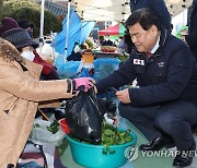 설 앞두고 민속장 찾은 심규언 동해시장