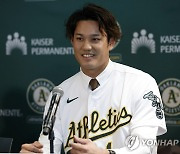 MLB 오클랜드 입단식서 발언하는 일본 투수 후지나미