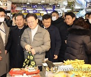 식당에 들어가는 이재명 대표