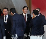 글로벌 CEO와 환담하는 재계 총수들