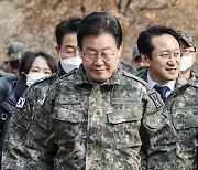 이재명, 소환 조사 앞두고 軍 방문…지도부는 檢 비판