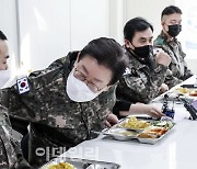 [포토]'장병 전투복 살펴보는 이재명 대표'