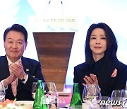 尹, 다보스서 '한국의 밤' 행사 참석…2030 부산 엑스포 유치 지원