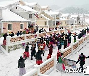 새 살림집에 입사한 북한 주민들…"열렬히 축하"