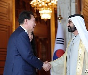 모하메드 UAE 부통령 겸 총리와 악수하는 윤 대통령