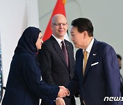 UAE 첨단기술 특임장관과 악수하는 윤 대통령