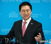 취재진 질문 답하는 김기현 국민의힘 의원