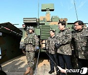 단거리 지대공 유도미사일 '천마' 설명 듣는 이재명 민주당 대표