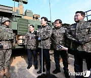 이재명 민주당 대표, 방공부대 찾아 지대공 유도미사일 '천마' 둘러봐