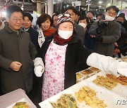 설 앞두고 전통시장 찾은 이재명 대표