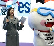 마스코트 '뭉초'와 기념 촬영하는 김연아