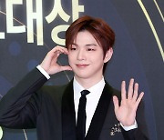 [E포토] 강다니엘, '하트+손인사 멀티 포즈'