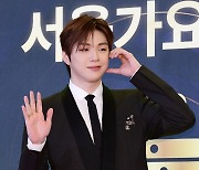 [포토] 강다니엘 '볼하트 선물 받으세요'