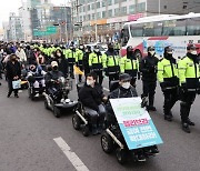 전장연, 남부터미널서 시외버스 탑승 시위 시도…경찰에 제지