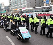 전장연, 남부터미널 시외버스 승차 시도하다 제지…“20일 지하철 시위 재개”