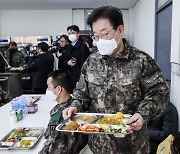 `사법리스크` 이재명, 北무인기 최초 식별 부대서 "처우 개선"