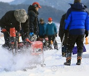 [현장컷] 인제빙어축제 얼음낚시 빙어호 타공 한창