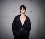 WayV 텐, 2023 파리 패션위크 생로랑 F/W쇼 참석…‘과감한 블랙 슈트+세련된 비주얼’