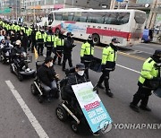 전장연, 설 앞두고 시외버스 시위…승차 저지 당해