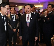 Yoon, Busan mayor, business leaders boost Expo bid in Davos