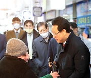 '소비 위축' 칼바람…김영록 전남지사, 전통시장 상인 격려