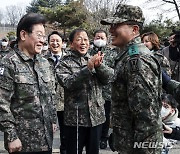 전방부대 찾은 이재명 "특별한 보상 필요하다 생각… 더 나은 처우 만들어 보답" [뉴시스Pic]