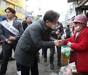 상인과 인사하는 이재명 대표