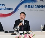 글로벌 CEO 만나 "저는 1호 영업사원"…오늘 다보스 특별연설