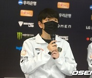 LCK 감독 데뷔전 승리한 ‘댄디’ 최인규 감독 [사진]