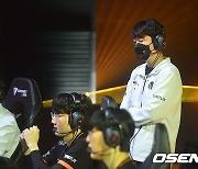 ‘댄디’ 최인규 감독, “LCK 감독 데뷔전 승리 기쁘지만, 경기력 아쉬워” [LCK 톡톡]